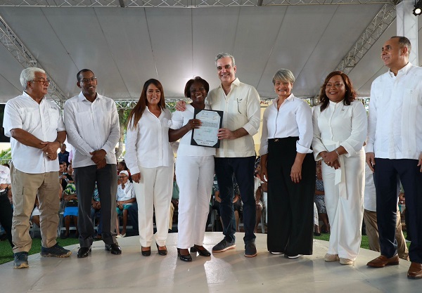 Abinader entrega 394 nuevos certificados de título de propiedad en San Pedro de Macorís