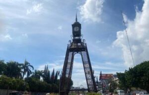 hombre-con-problemas-judiciales-se-refugia-en-el-reloj-del-bulevar-de-la-27-de-febrero