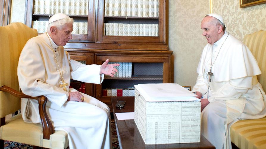 El papa Francisco se reúne con Benedicto XVI en la residencia de verano papal de Castel Gandolfo, Italia, el 23 de marzo de 2013.