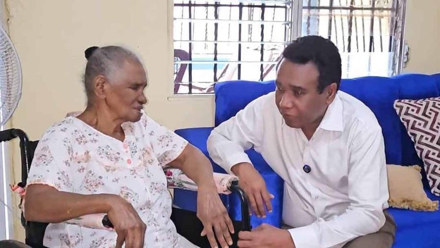 El senador por la provincia San Juan, Félix Bautista, visitó en La Caleta a la anciana de 92 años, Eladia Ozuna Reyes.