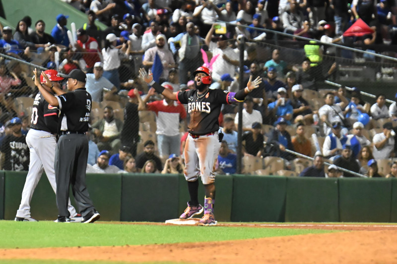 Leones dominan a Tigres 8-1