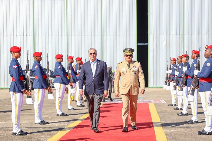 Abinader sale a Uruguay