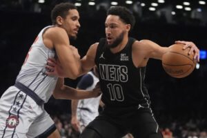 Ben Simmons, de los Nets de Brooklyn, trata de avanzar frente a Malcolm Brogdon, de los Wizards de Washington, el miércoles 5 de febrero de 2025 (