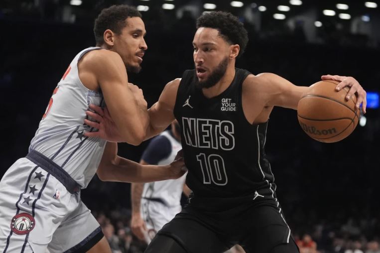 Ben Simmons, de los Nets de Brooklyn, trata de avanzar frente a Malcolm Brogdon, de los Wizards de Washington, el miércoles 5 de febrero de 2025 (