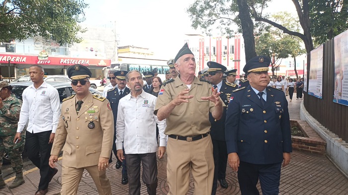 Foto 4 Coronel Sócrates Suazo Ruiz explica detalles de la exposición.