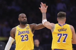 LeBron James, alero de los Lakers de Los Ángeles, festeja con el esloveno Luka Doncic