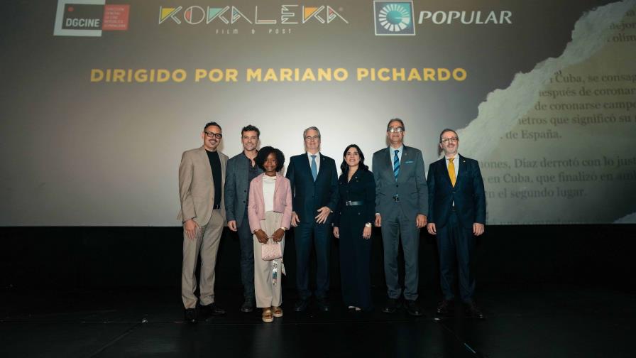 Mariano Pichardo, Federico Ozores, Mariela Valdez, René Grullón, Mariel Bera, José Mármol y Esteban Martínez-Murga, durante el estreno del documental auspiciado por el Banco Popular.