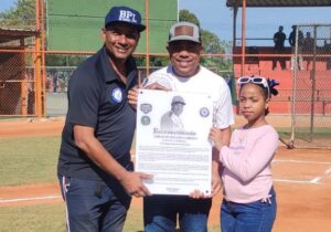 Osiris Reynoso Presidente Bplbeisbol reconoce Frank Cabrera por sus aportes a la juventud petromacorisana.