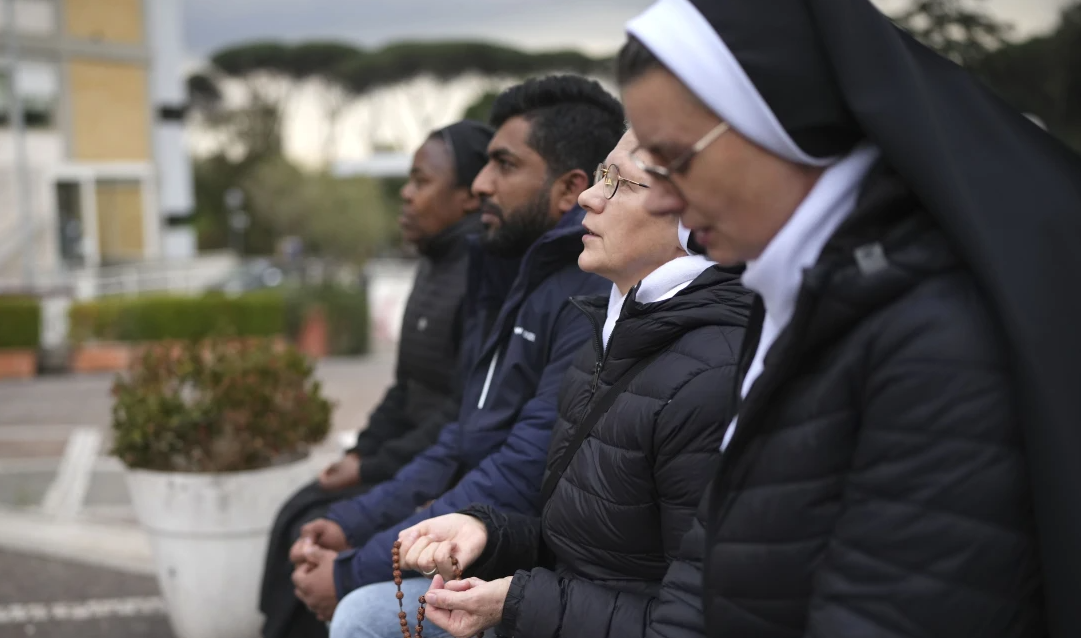 Tras una semana ingresado por una neumonía, surge la pregunta de si el papa podría renunciar