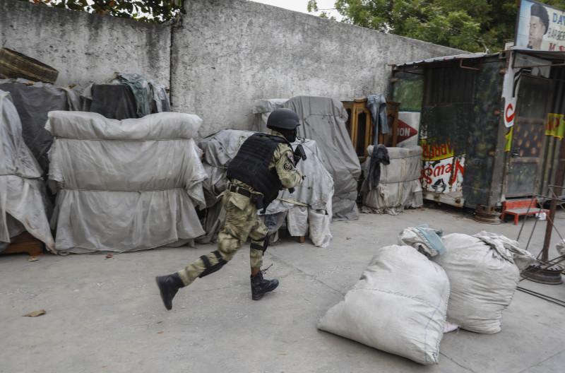 Bandas armadas causan muerte de otro policía keniano en Haití