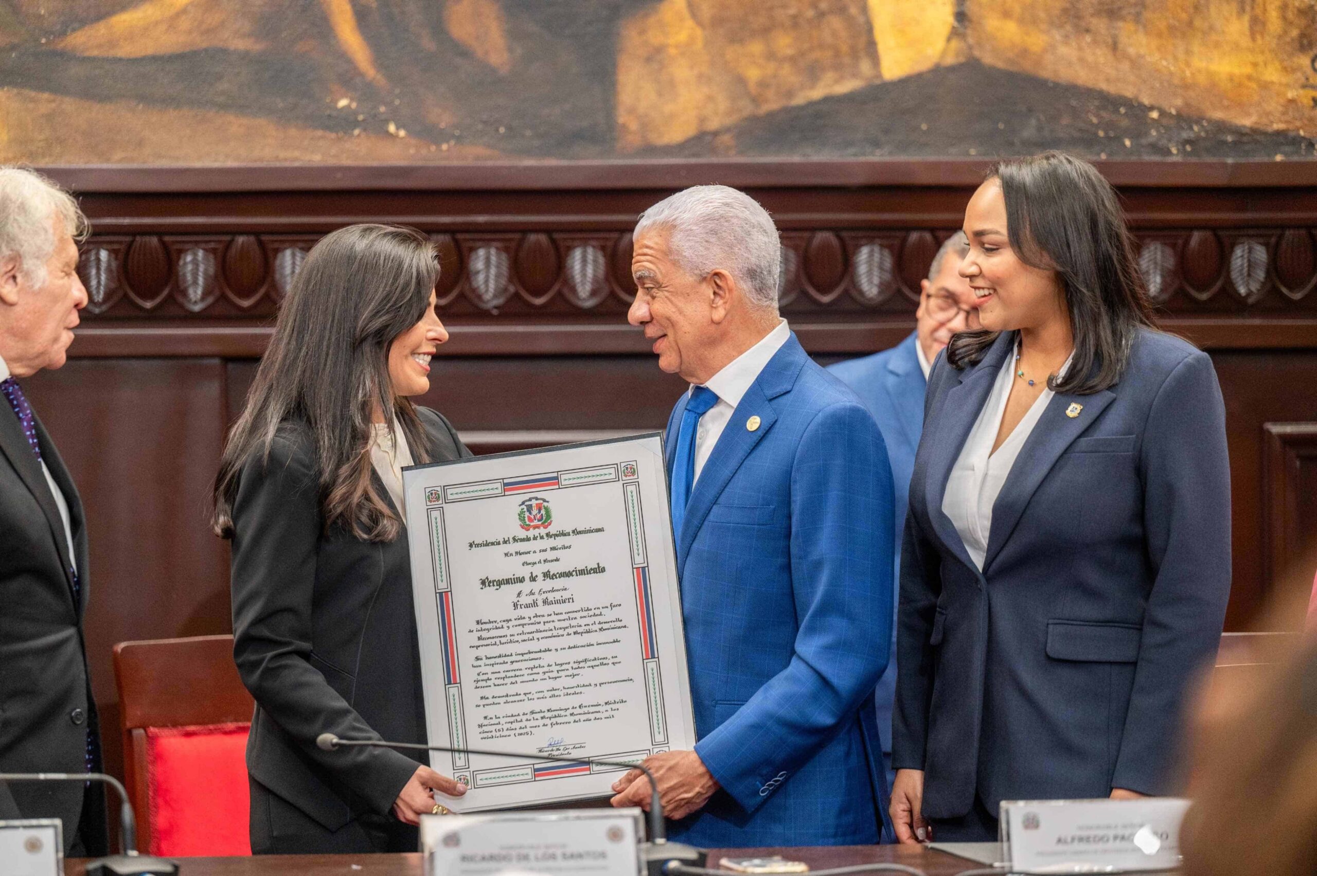 Senado reconoce a Frank Rainieri por su impulso al desarrollo empresarial y turístico