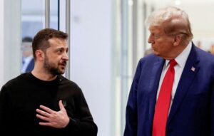 FOTO DE ARCHIVO. El candidato presidencial republicano y expresidente de Estados Unidos, Donald Trump, y el presidente de Ucrania, Volodímir Zelenski, se reúnen en la Torre Trump en Nueva York, Estados Unidos