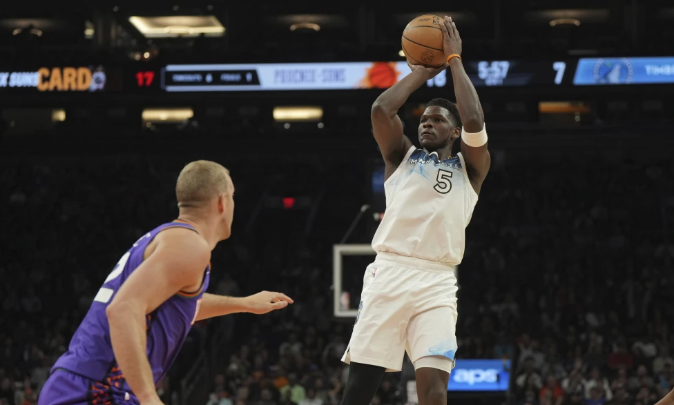 Edwards anota 44 puntos, Randle 20 en su regreso y ayudan a Timberwolves a vencer 116-98 a Suns