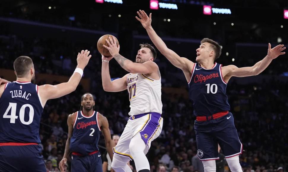 Luka anota 29 puntos y LeBron 17 en la segunda victoria al hilo de Lakers sobre Clippers, 108-102