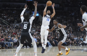 Mavericks vencen a 133-129 a Spurs