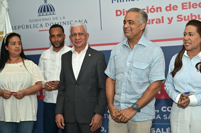 Senador Ricardo de los Santos saluda entrega de electrificación en Fantino, Cotuí