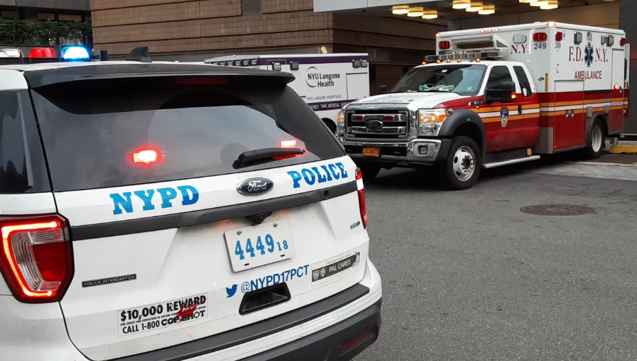 Unidades de NYPD y FDNY en un hospital