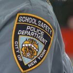 Menos policías escolares en escuelas públicas de NYC; figuran agentes dominicanos