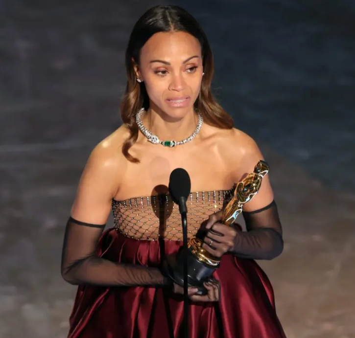 Zoe Saldaña gana el Oscar como Mejor Actriz de Reparto por “Emilia Pérez”