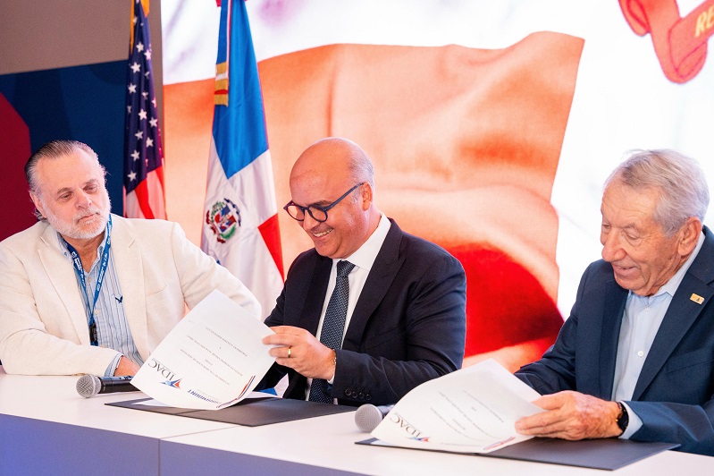 IDAC y Paramount Aviation Services firman acuerdo para evaluación de pilotos