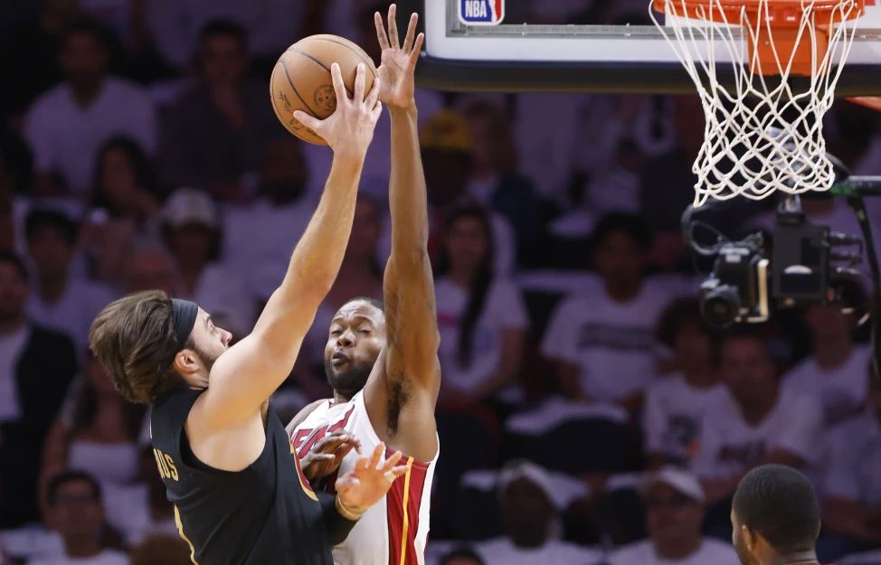 Cavs barren al Heat y logran la serie más desigual en la historia de playoffs de la NBA