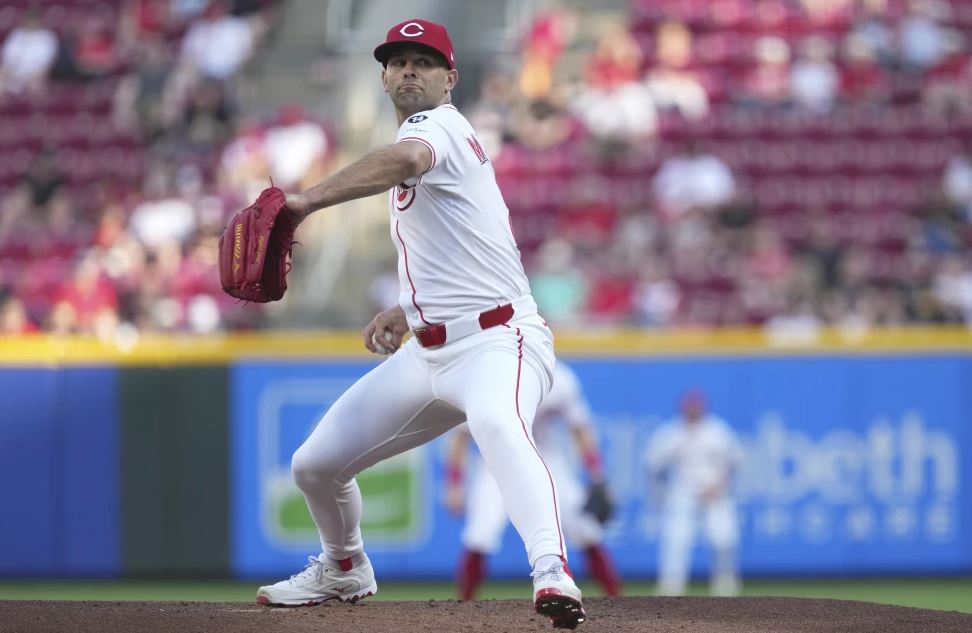 Martínez lanza seis brillantes entradas y los Rojos vencen 3-1 a Cardenales
