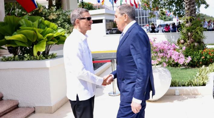 Roberto Álvarez y su homólogo Sergei Labrov