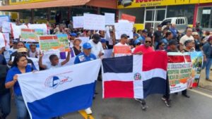 Más de mil personas marcharon este martes en Villa Riva reclamando terminación Hospital