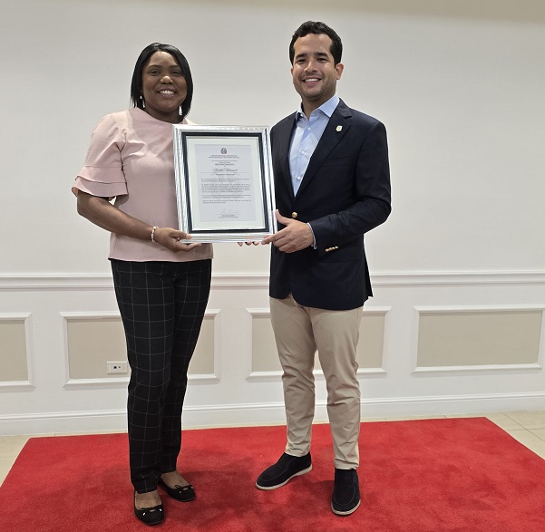 Martha Valenzuela y otros periodistas fueron reconocidos por su destacada trayectoria profesional