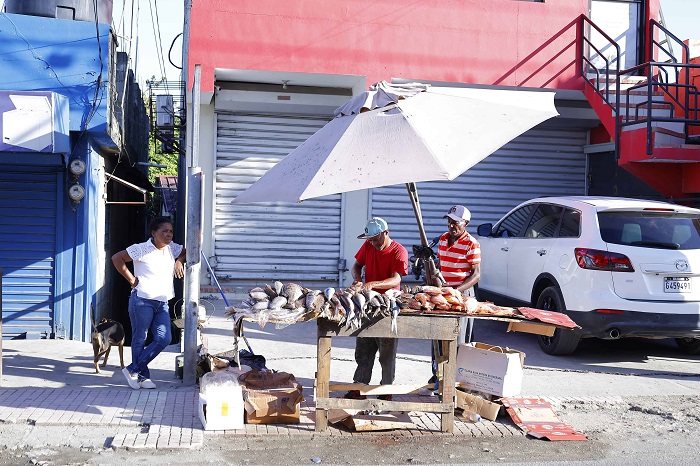 Comerciantes informales aprovechan alta demanda de pescado en Semana Santa