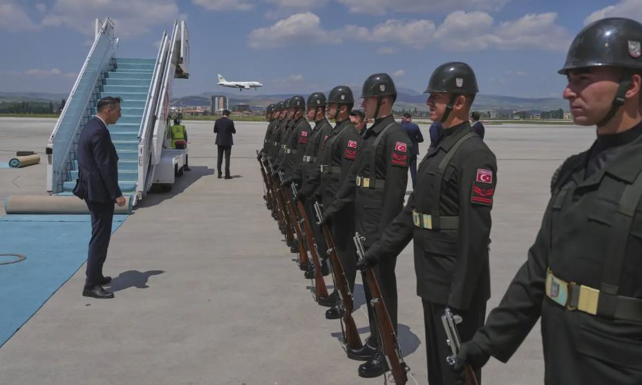 Zelenskyy llega a Turquía para conversaciones de paz sobre Ucrania, pero Putin no acude