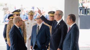 De izquierda a derecha, Danilo Medina, Hipólito Mejía, el presidente Luis Abinader y Leonel Fernández
