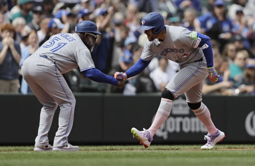 HR de 3 carreras de Springer ayuda a Azulejos a vencer 9-1 a Marineros y lograr barrida