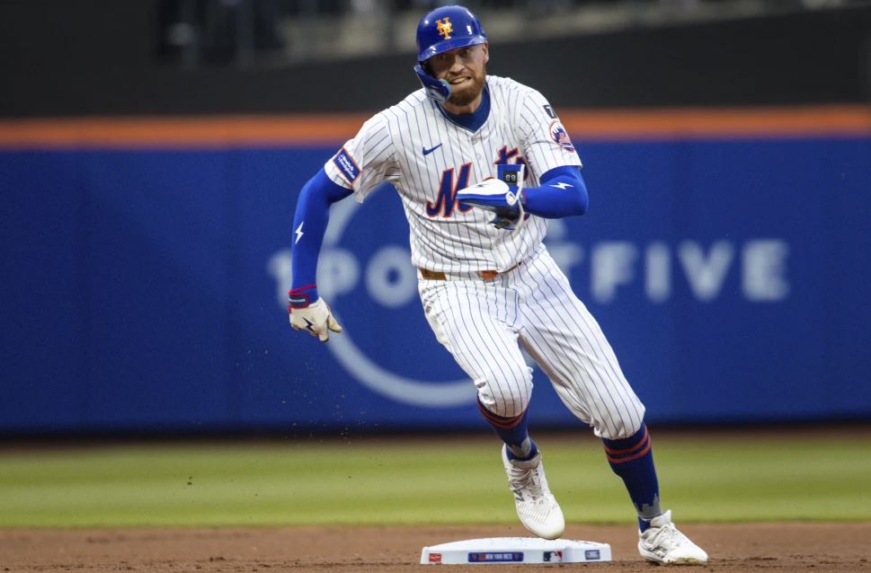 Caos en las bases le cuesta un hit a Soto, en victoria de Mets sobre Medias Blancas