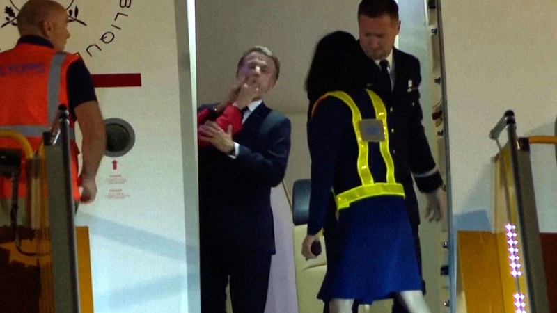 ¿Pelea presidencial?: Macron es abofeteado en la cara por su esposa ante las cámaras (VIDEO)