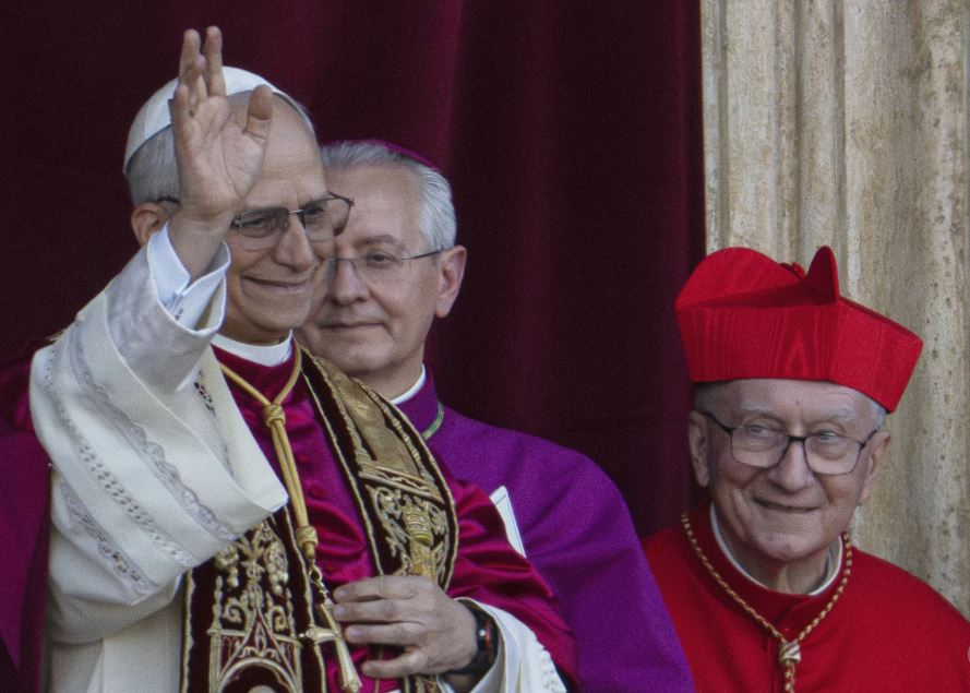 León XIV se dirige a los cardenales en inglés durante su primera misa como papa