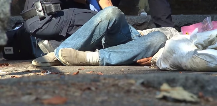 Gobernadora Kathy Hochul dice «menos muertes por sobredosis en NY»