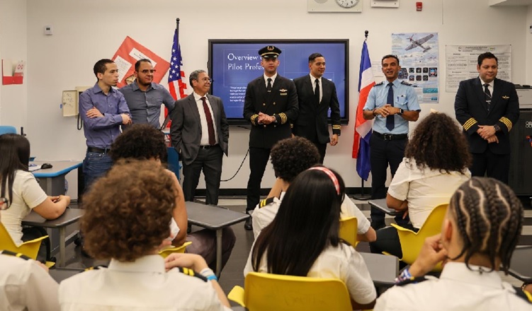 Pilotos dominicanos en el exterior visitarán escuela primaria en Licey al Medio, Santiago