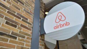 España ordena a Airbnb