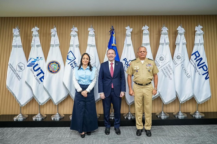 Ministro de Defensa visita El Salvador para conocer su modelo de seguridad