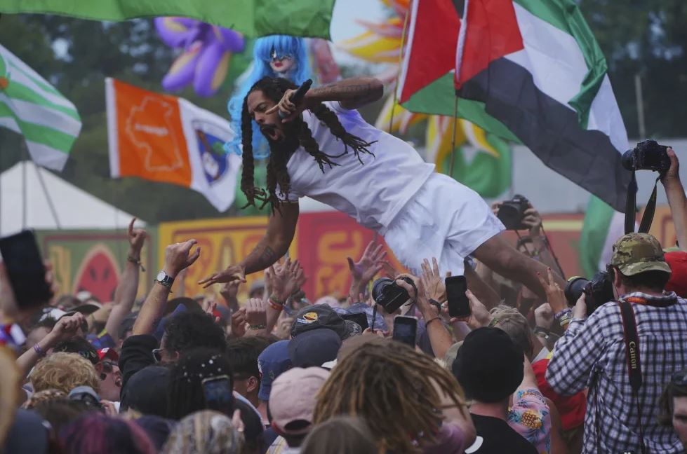BBC dice que debió cortar la emisión en vivo del grupo Bob Vylan en Glastonbury por “antisemitismo”