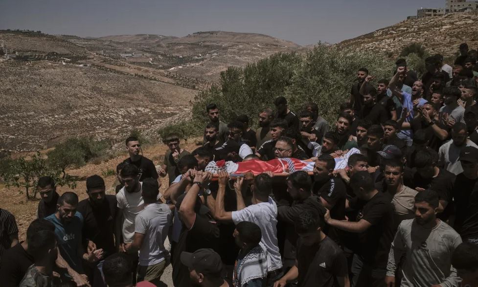 Colonos israelíes asaltan una base militar en Cisjordania