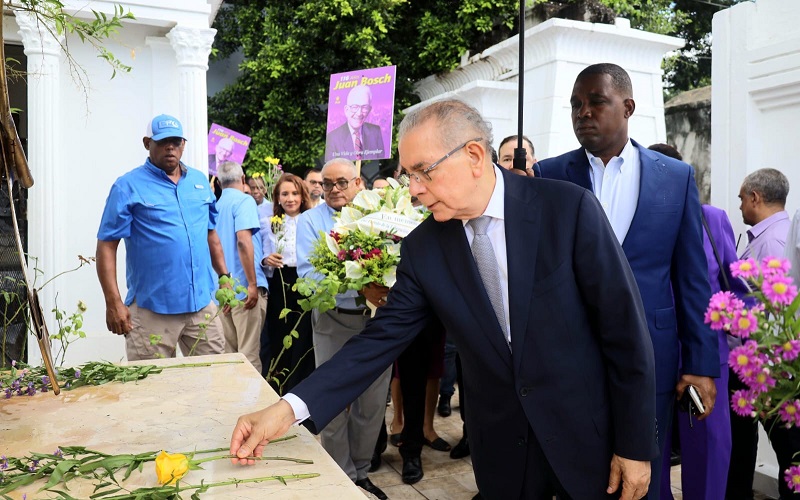 Danilo Medina encabeza ofrenda floral en el mausoleo del Prof. Juan Bosch
