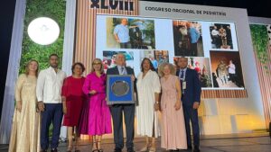 El doctor Luis Alam Lora durante su reconocimiento en la 48vo edicion del Congreso Nacional de Pediatria
