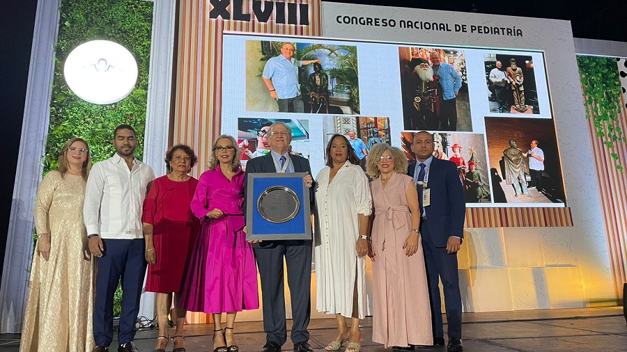 El doctor Luis Alam Lora durante su reconocimiento en la 48vo edicion del Congreso Nacional de Pediatria
