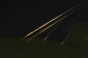 Estelas de proyectiles iluminan el cielo visto desde el norte de Israel