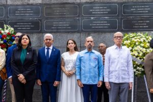 Foto 4 María Mercedes Ortiz, Ricardo de los Santos, Isable Vargas, Juan Pablo Uribe y Mx Puig, depositan la ofrenda floral.