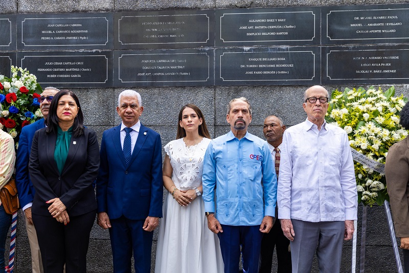 Foto 4 María Mercedes Ortiz, Ricardo de los Santos, Isable Vargas, Juan Pablo Uribe y Mx Puig, depositan la ofrenda floral.