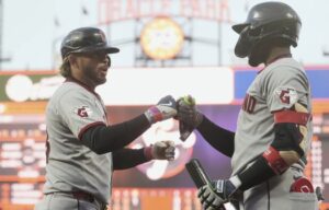 Gabriel Arias (izquierda) recibe la felicitación del dominicano Ángel Martínez