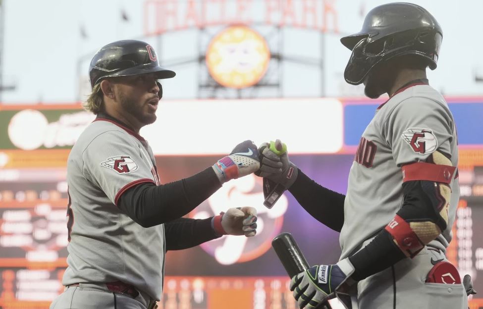 Gabriel Arias (izquierda) recibe la felicitación del dominicano Ángel Martínez